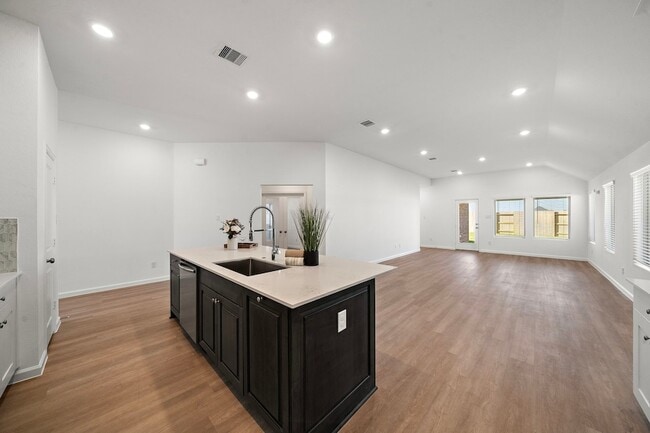 Building Photo - 4823 Shimmer Side Dr