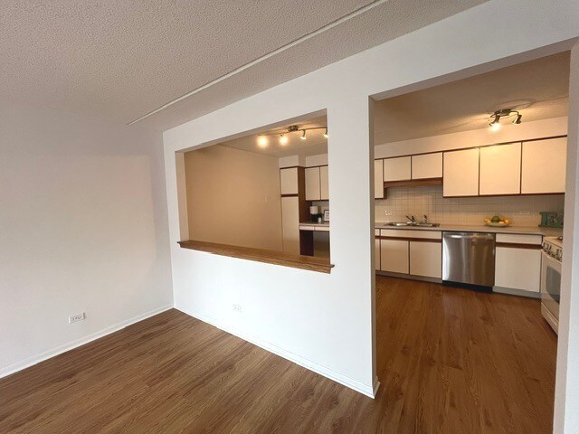 Foto del edificio - 6540 W Irving Park Rd