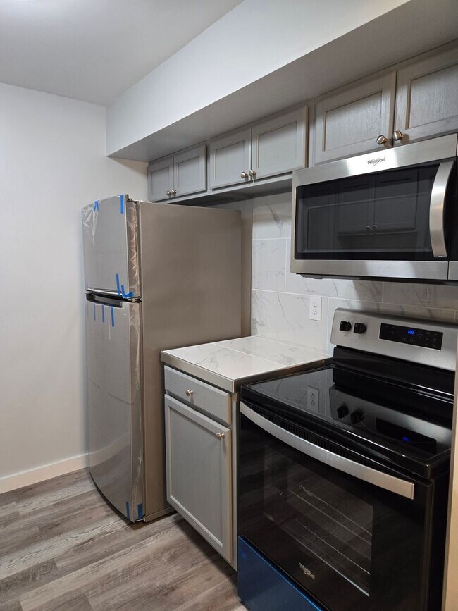 Building Photo - Beautiful Shadow Moss first floor condo!