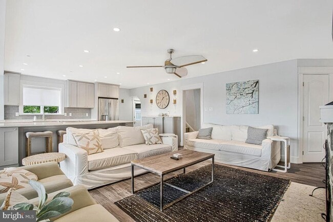 Building Photo - 125 Island View Dr