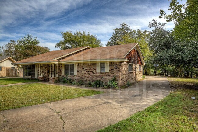 Foto del edificio - 6426 Chapman Dr