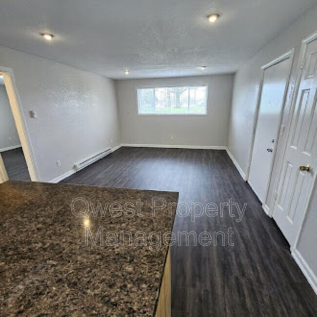 Building Photo - 409 E Woodlawn Ave