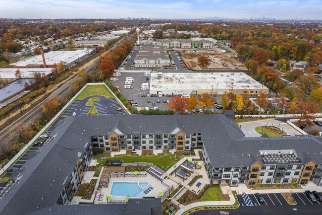 Building Photo - Canter Green