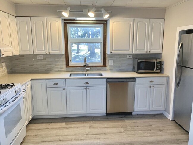 Building Photo - 100 Ash St