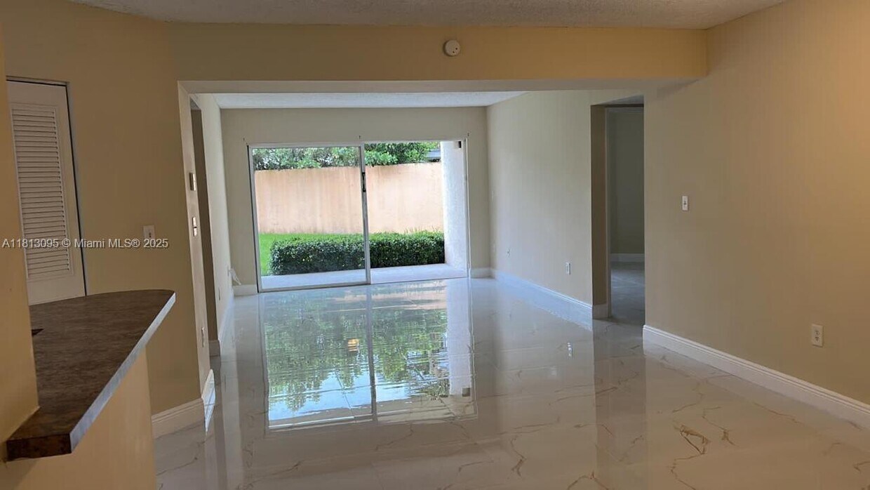 Foto principal - 6284 NW 186th St