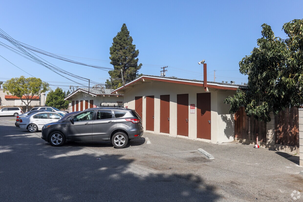 Parte trasera de la propiedad - 234 W Mayfair Ave