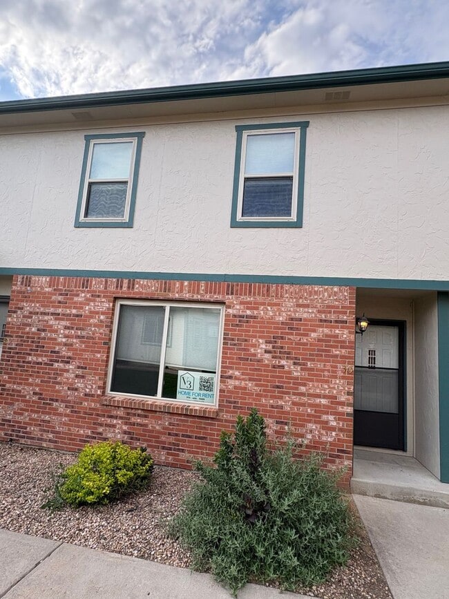 Foto del edificio - REDUCED PRICE! 3 Bed 2.5 Bath Home with 2 ...