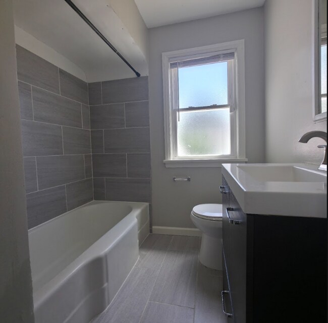 Building Photo - Single Family Home 3 beds 2 bath Available Now!