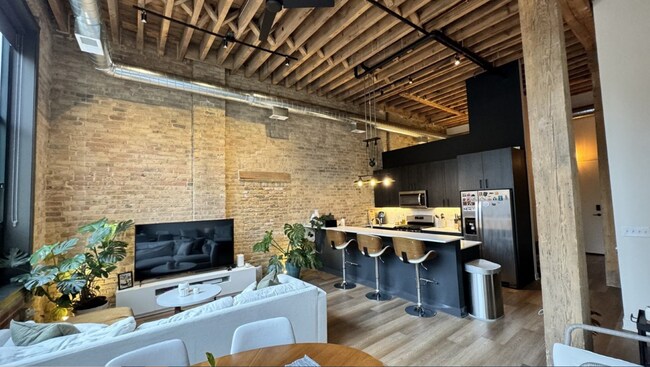 Building Photo - 818 N Wolcott Ave