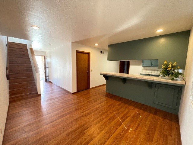 Building Photo - 1180 E Mariposa Ave