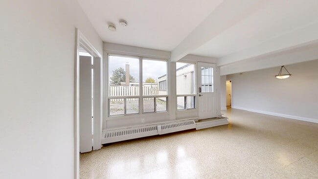 Building Photo - 10 Bergamot Ave