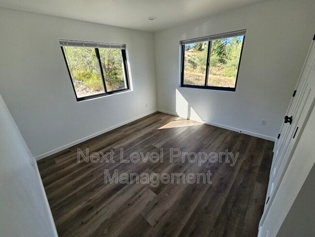 Building Photo - 1002 Hillside Ct