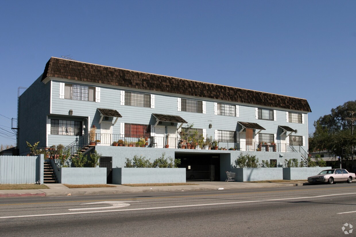 Building Photo - 11701 Oxnard St