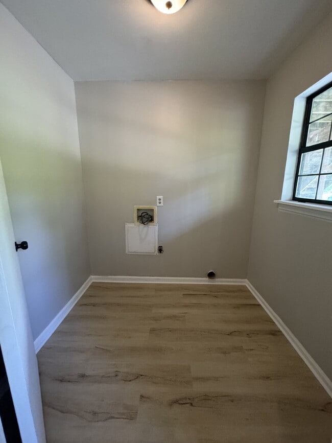 Building Photo - Renovated 3-Bedroom Ground-Floor Apartment