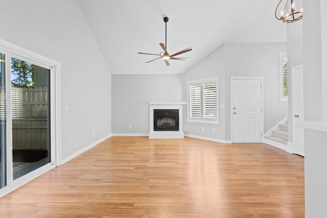 Sala de estar 2 - 22 Maplecrest Dr