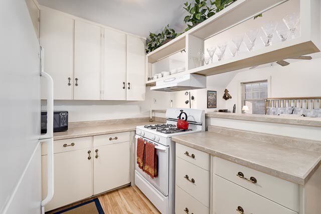 Full kitchen - 147 Dempster St