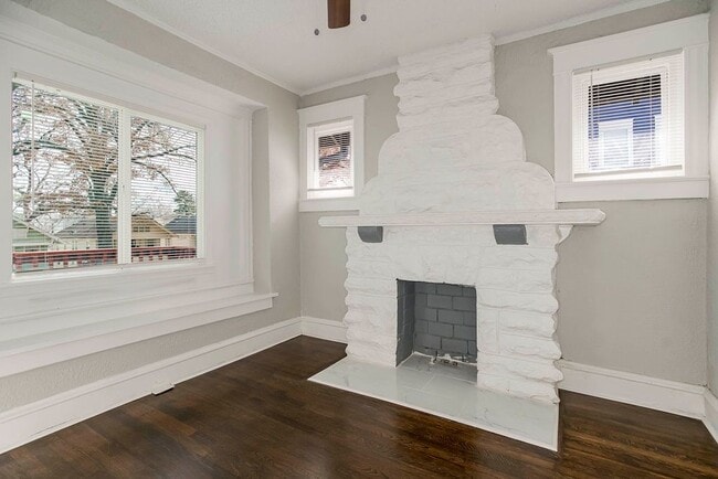 Building Photo - Spacious 5-Bedroom Home with 2 Full Bathro...