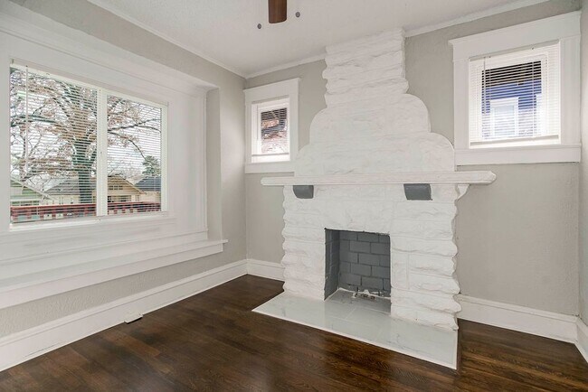 Foto del edificio - Spacious 5-Bedroom Home with 2 Full Bathro...