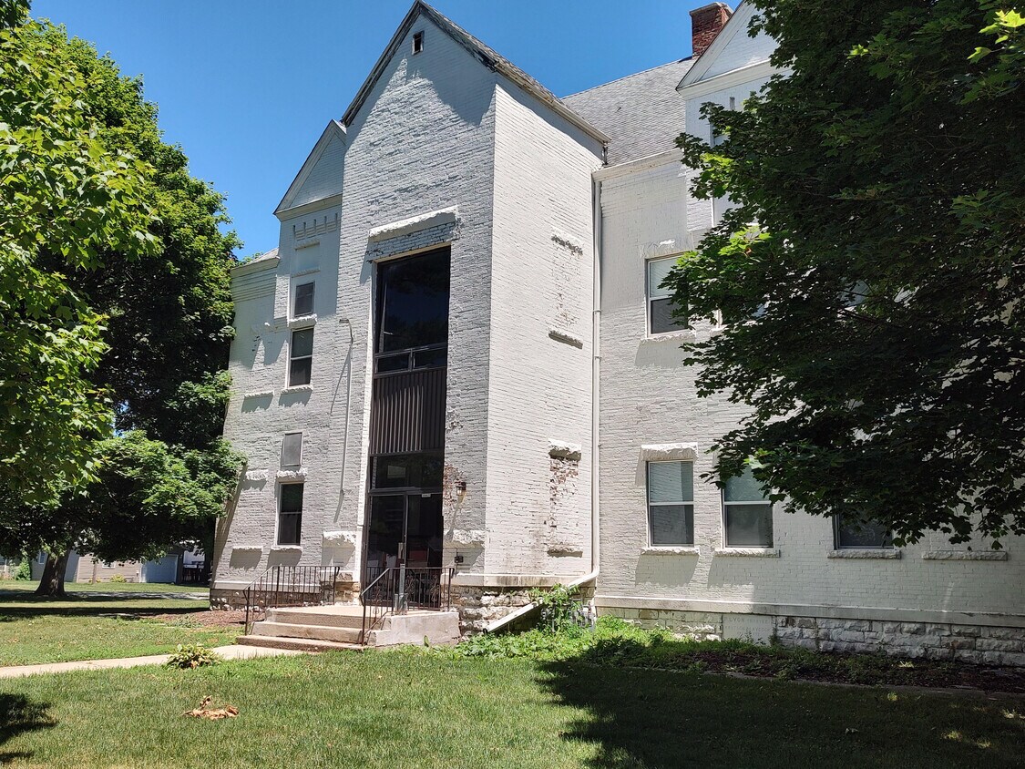 Building Photo - 409 S Maple St