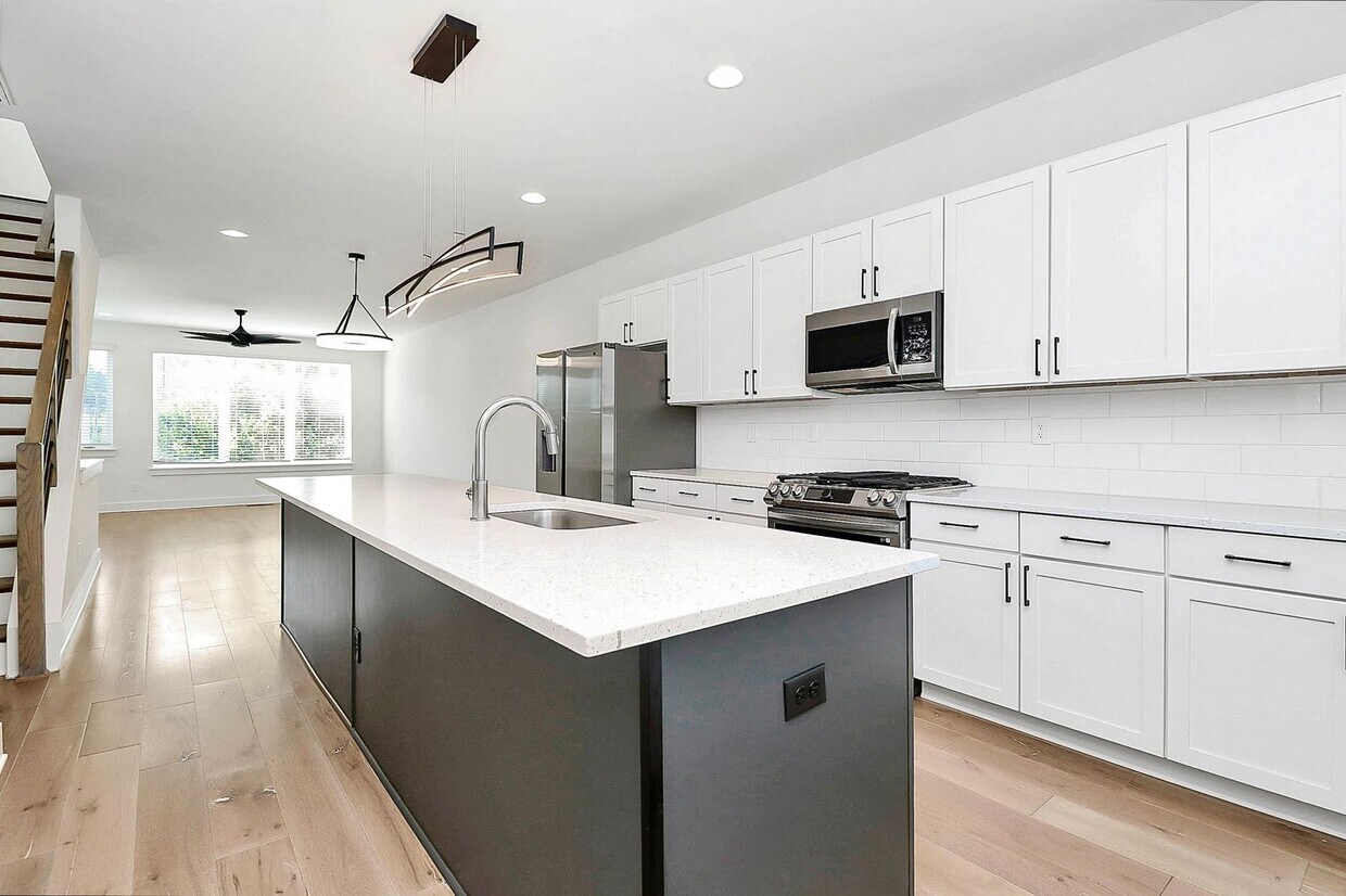 Foto principal - Stunning 3 Bedroom Townhome Near Uptown Ch...