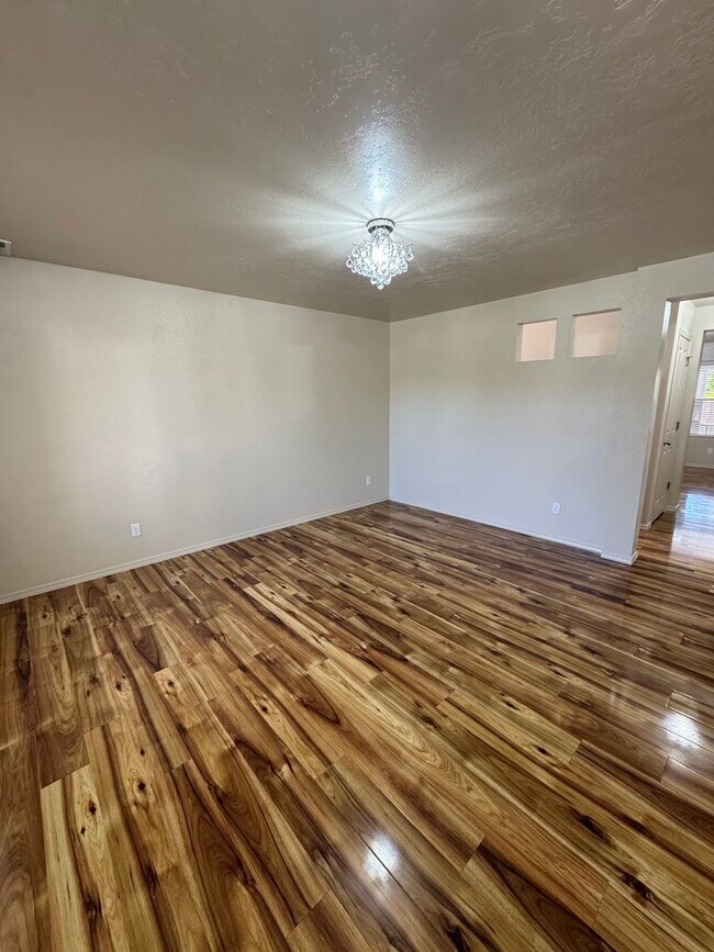 Foto del edificio - Beautiful 4 Bedroom, 2.5 Bathroom Home
