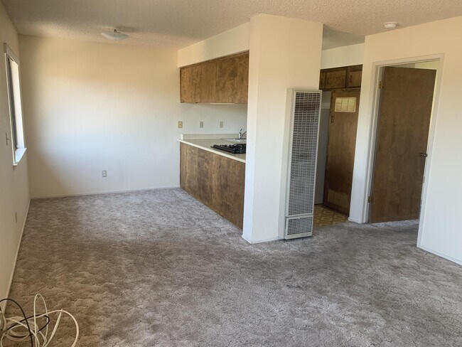 Building Photo - 1420 Woodside Dr