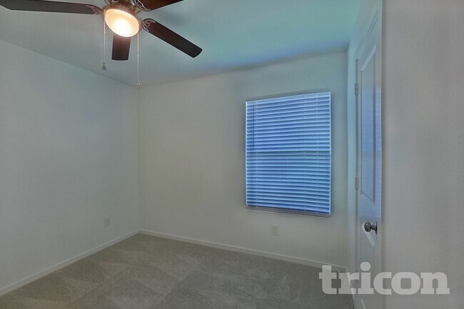 Foto del edificio - 827 Ginkgo Wy