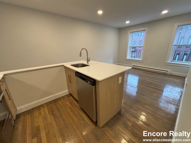 Building Photo - 529 Beacon St