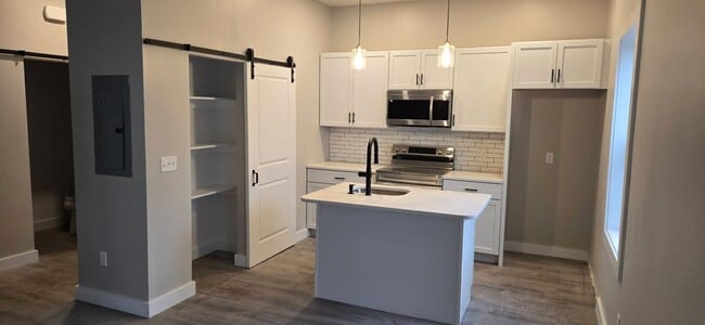 Building Photo - 222 Montaup St