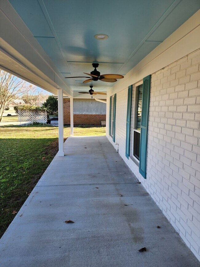 Building Photo - *Now Available* 3 Bedroom, 2 bath home loc...