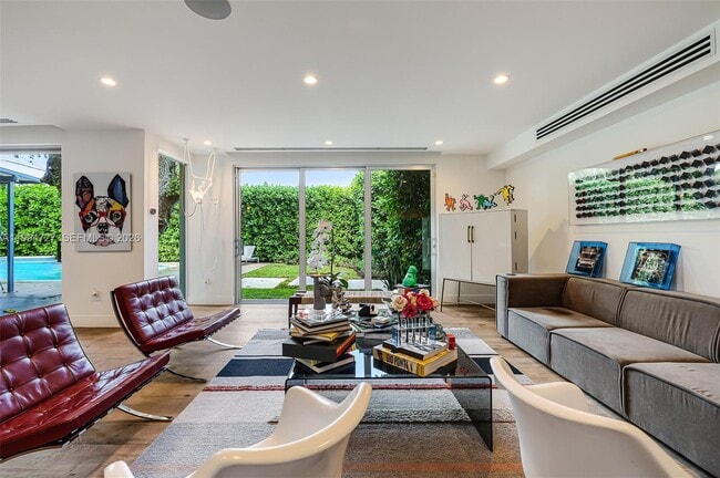 Foto del edificio - 79 Shore Dr W