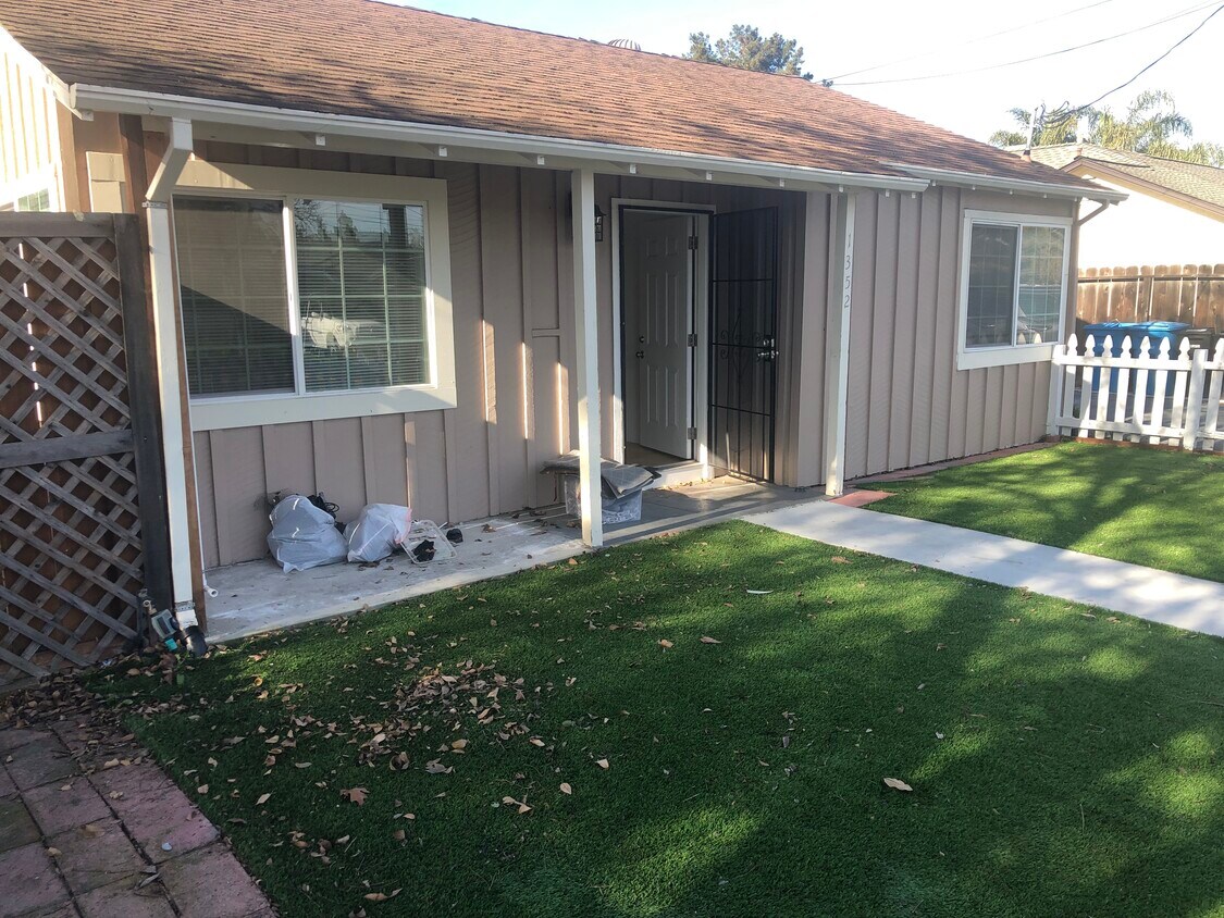 Front view - 1352 Valota Rd