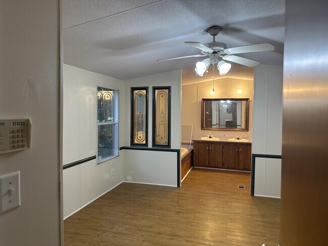 Building Photo - 2323 Lonnie Cir S