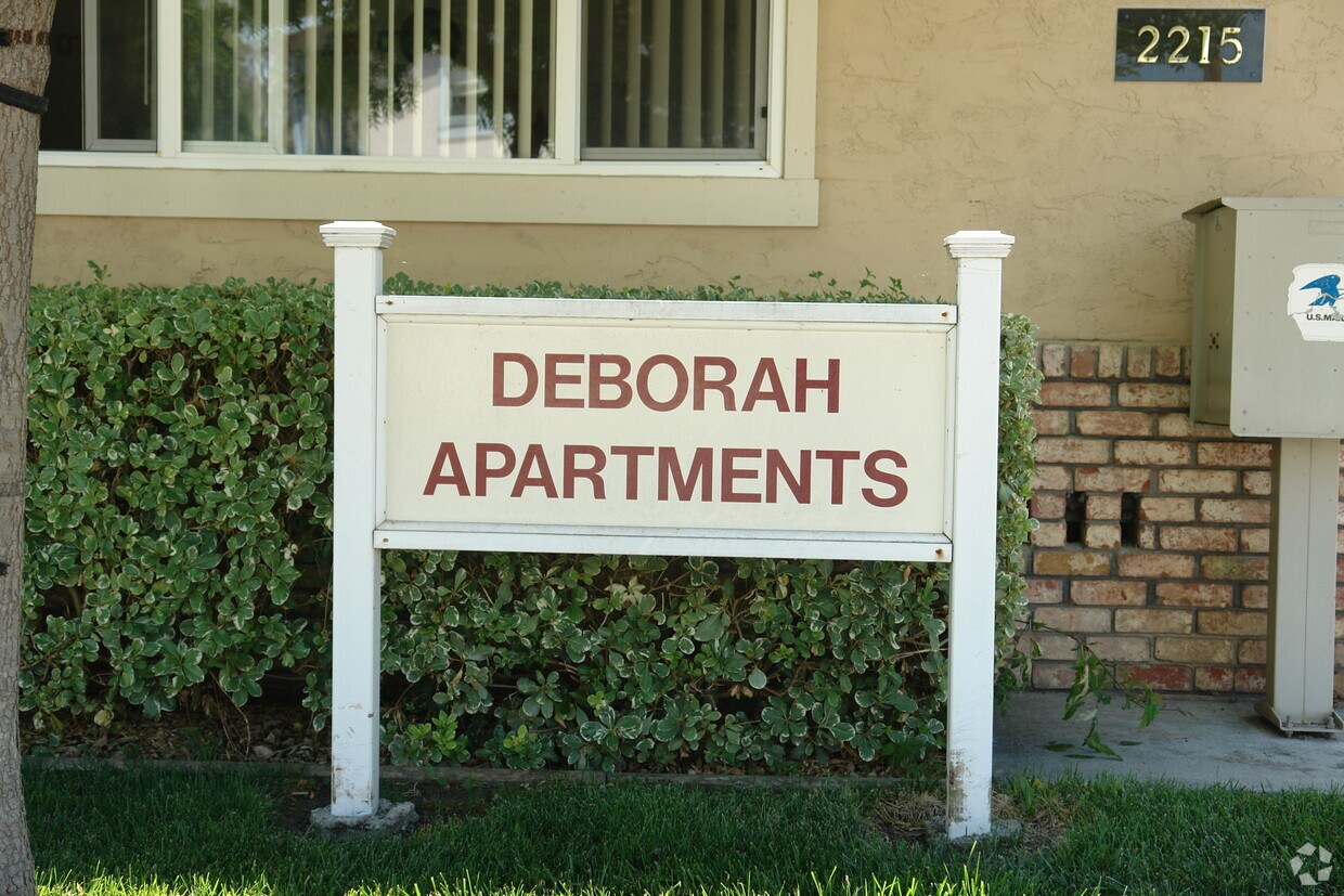 Foto del edificio - Deborah Drive Apartments