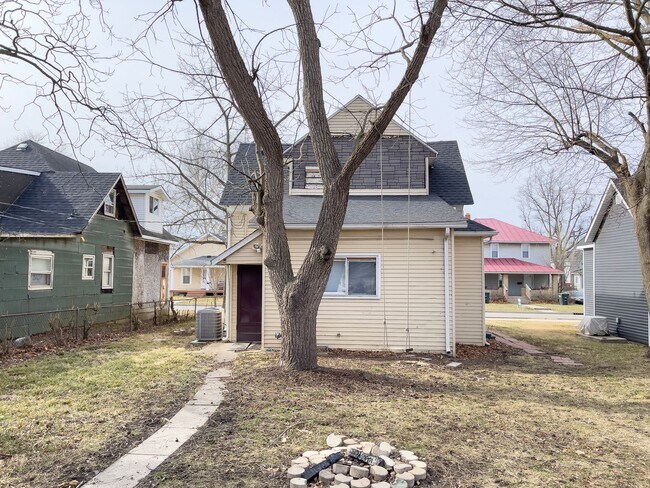 Foto del edificio - PRELEASING for AUGUST! Close to Campus