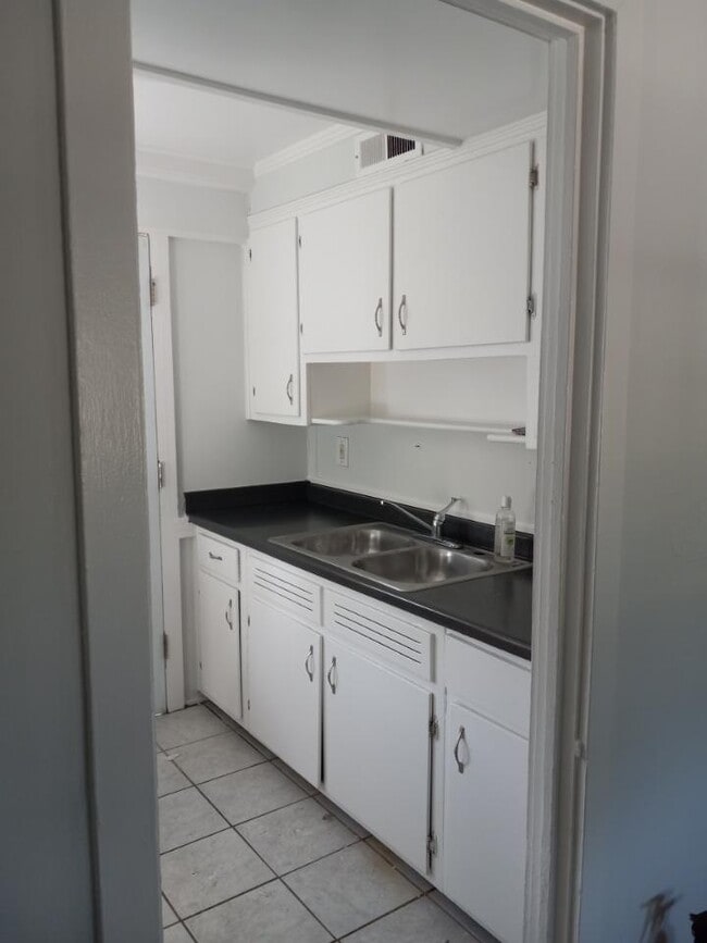 Building Photo - 318 E Fairview Rd