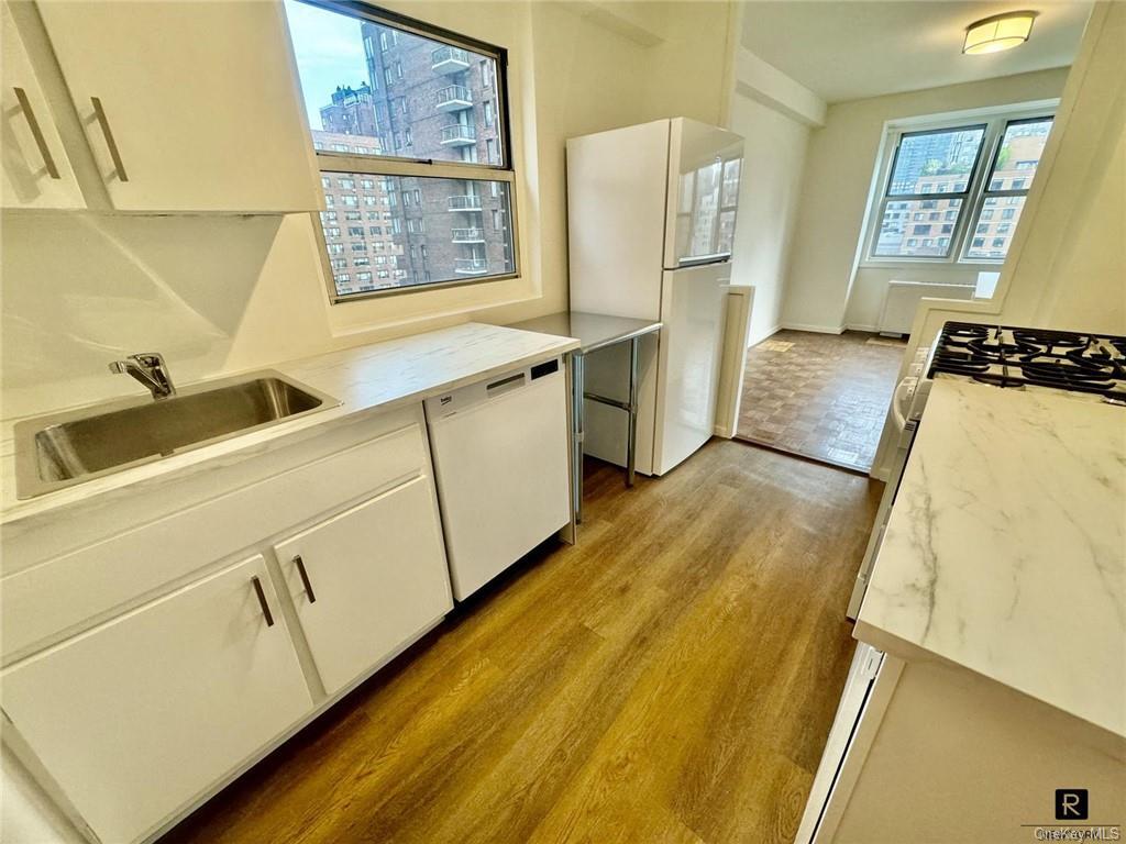 Primary Photo - 525 E 82nd St