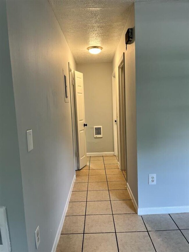 Foto del edificio - 2 BED 1 BATH READY TO RENT IN PLANT CITY!