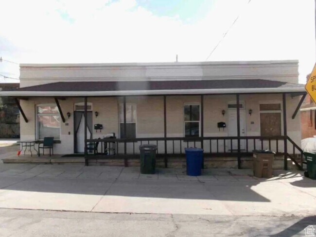 Foto del edificio - 862 E Menlo Ave