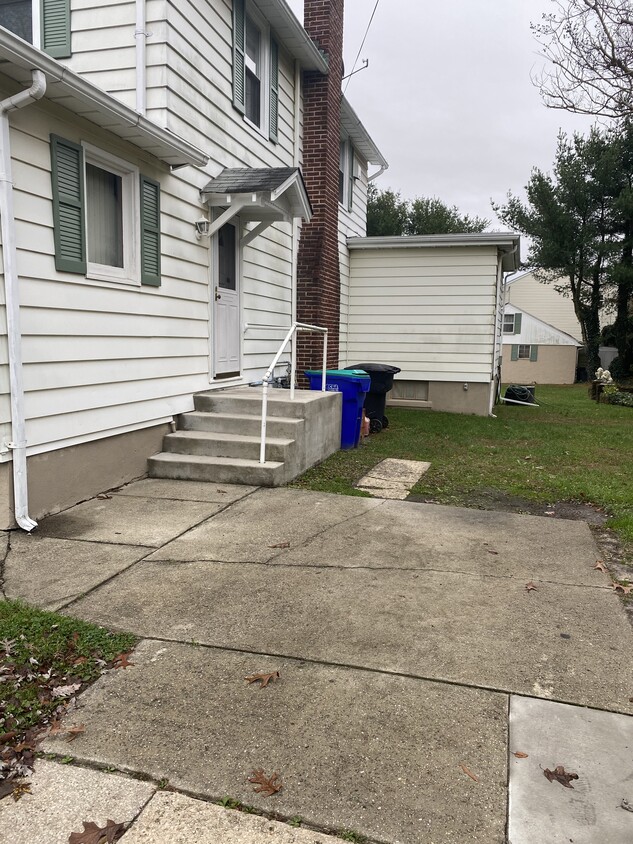 Entrance/driveway - 200 13th St