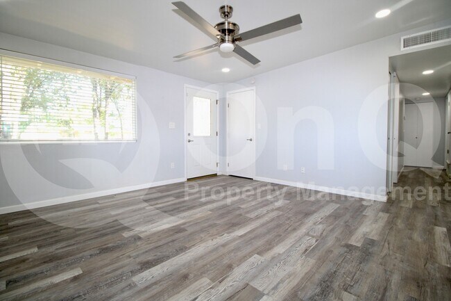 Foto del edificio - 7570 E Logan Dr