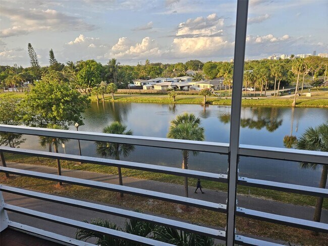 Building Photo - 16850 S Glades Dr