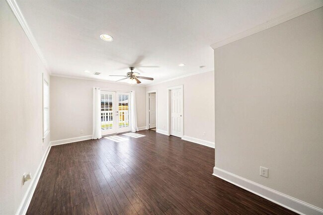 Building Photo - 1327 Idylwild St