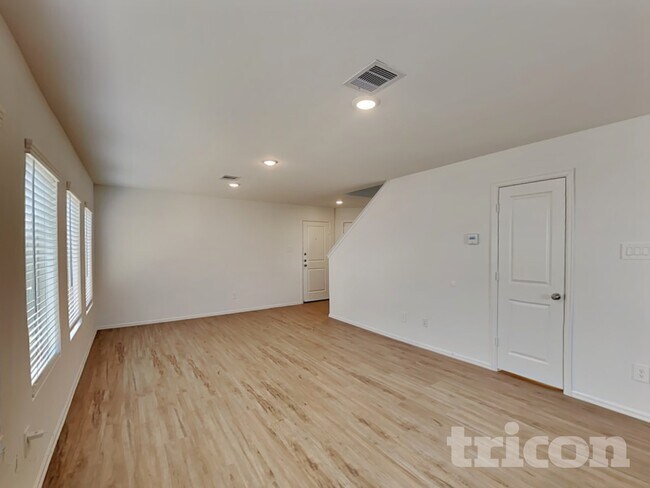 Foto del edificio - 3023 Twisted Myrtle Dr