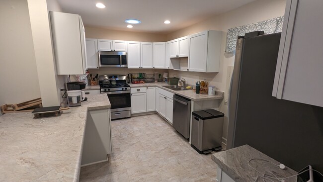 Fully remodeled kitchen - 906 E Pratt Dr