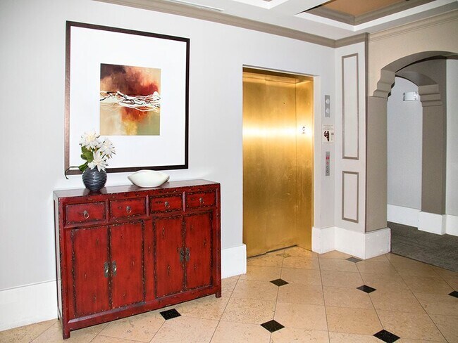 Building Photo - High and dry in Highland Park, 1BR