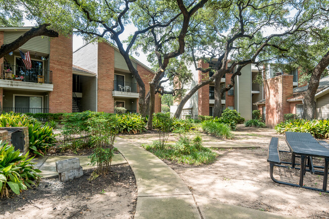 Picnic area - Village Oaks