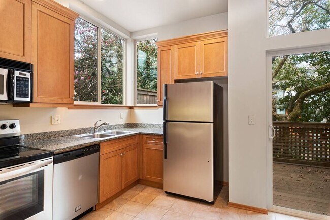 Foto del edificio - 152 Madrona Way NE