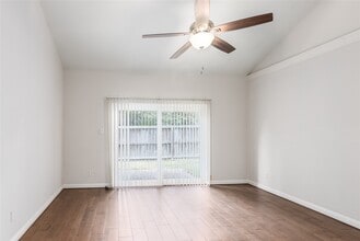 Building Photo - 910 Fleetwood Pl Dr