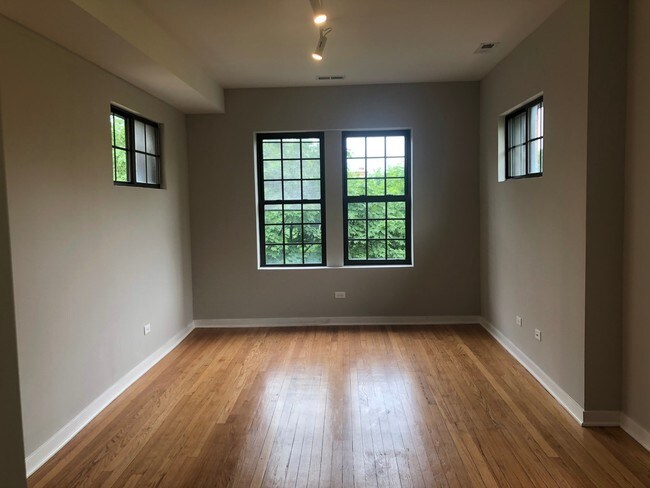 Foto del edificio - 3102 W Sunnyside Ave